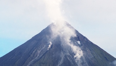  比マヨン山の噴火、避難者9万人に 衛生状態の悪化懸念