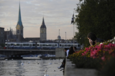 全裸絶叫男、湖畔の公園でジョギング中の女性殺害 スイス
