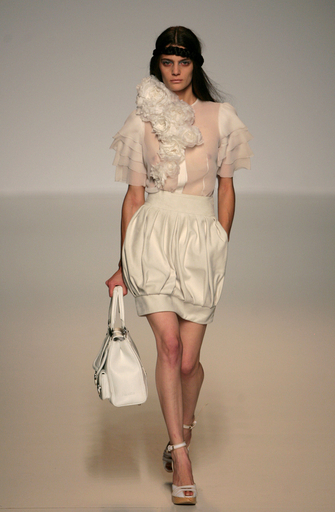 ＜08年春夏パサレラ・シベレス＞アルマ・アギラール、新作を発表