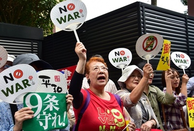 安保法案の地方公聴会、会場前で抗議デモ 横浜