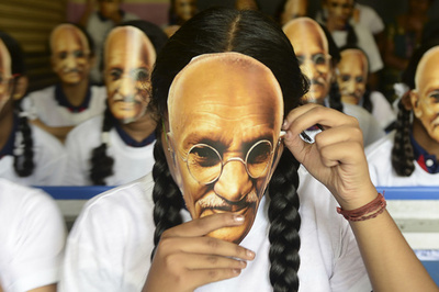 【今日の1枚】お下げ髪、そして顔はガンジー