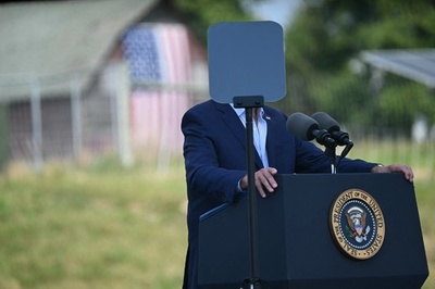 【今日の1枚】人当てクイズ、演説者は誰？ 