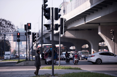どこを見れば良い？交差点一つに信号が37本　中国・成都