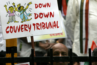 水利権訴訟の判決に抗議デモ - インド