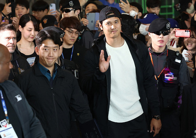 ドジャース大谷が韓国到着、妻とともに到着ロビーに登場