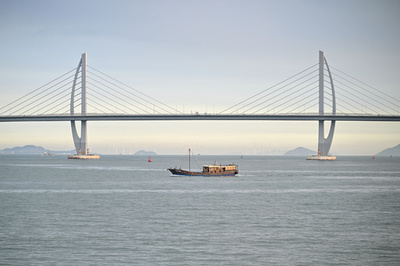渡り橋でつながる二つの空港 中国