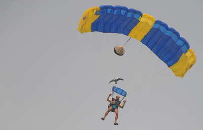 落下中の隕石？ノルウェーのスカイダイバーが撮影か