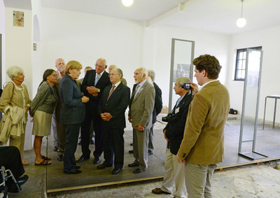 メルケル独首相、ナチス強制収容所跡を訪問 選挙運動との批判も