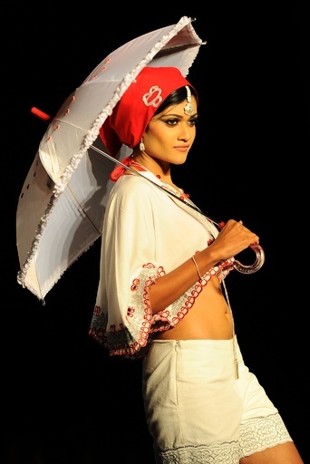 スリランカの大学で卒業記念ファッションショー開催