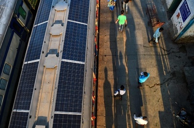 インド、列車の屋根に太陽光パネル設置 CO2削減へ