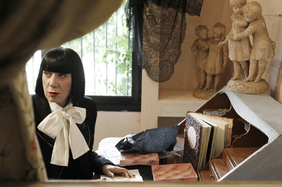 仏クリニャンクールの蚤の市、デザイナーのシャンタル・トーマスも参加