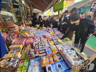 ソウルの文具市場、SNS発の流行玩具で再び人波…「ワップボール」「マルランイ」が呼び込む客