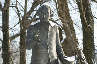 「カント空港」は反愛国的？ ロシアの飛び地、新名称めぐり物議