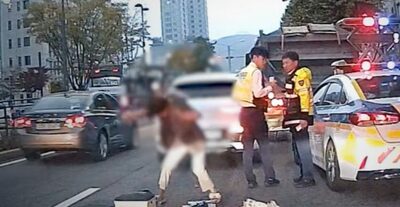 空中に向けてパンチ、突然踊る…警官の前で異常行動の韓国女性ドライバー、車内に注射器3本