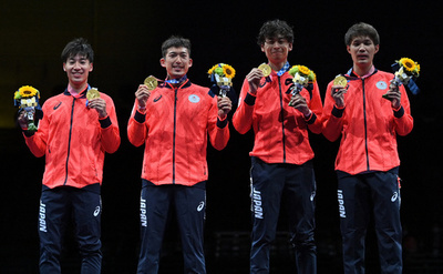 日本がフェンシング男子エペ団体で金メダル 東京五輪