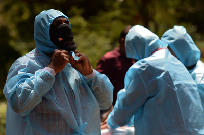 防護服のギャング5人、殺害した男性をコロナ犠牲者に偽装し火葬 インド