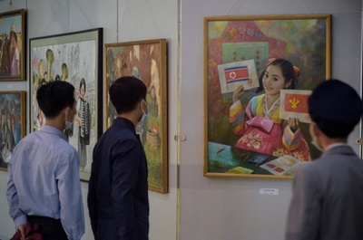 平壌で国内作家の作品集めた展覧会 北朝鮮