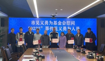 橋の一部崩落事故で車を止めた5人に奨励金 中国広州