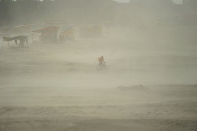 沐浴の川に吹き荒れる砂塵の嵐、インド北部