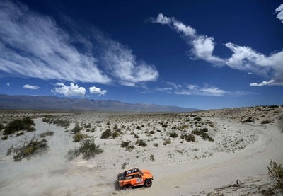 ダカールラリーで取材車両の転落事故、2人が死亡