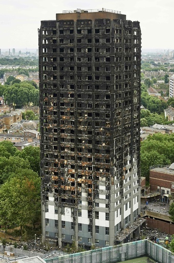 ロンドン高層住宅5棟の住民が一斉避難、大火災受け安全性懸念
