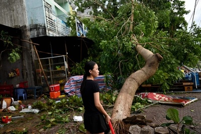 ベトナム中部に台風18号上陸 2人死亡、26人行方不明