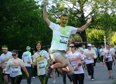 ブカレストでルーマニア初の「カラー・ラン」開催