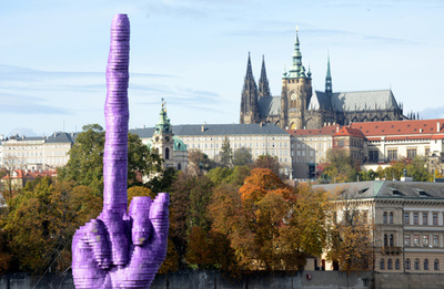 チェコの大統領府前に「ロック」な巨大モニュメント