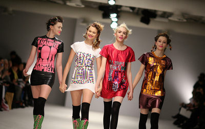 ウィットに富んだ新時代のスローガンTシャツ