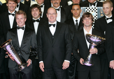 ライコネンとローブにワールドチャンピオントロフィーが授与される