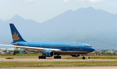 ベトナム航空機、離陸直前にエンジンから火花 豪空港