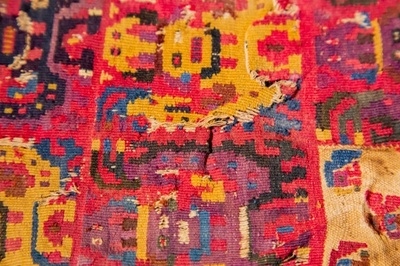 古代職人の墓を発見、鮮やかな織物や宝飾品も ペルー