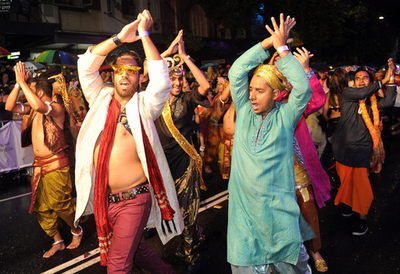 豪シドニーのゲイ・レズビアンの祭典、「マルディグラ・パレード」 9000人が行進