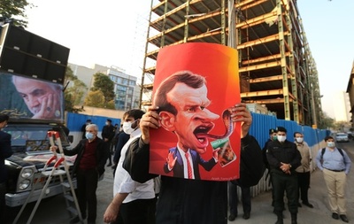 イラン最高指導者、マクロン氏の風刺画擁護は「愚行」