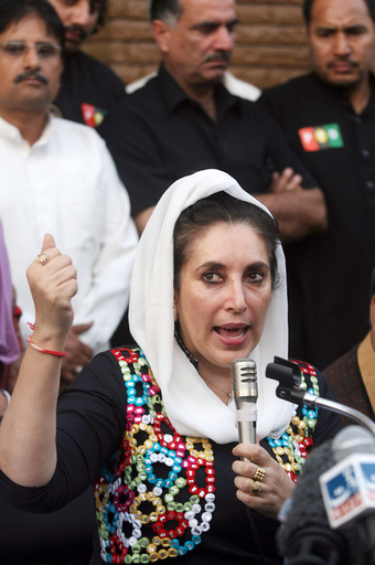 対決姿勢強めるブット元首相、連立実現のための見せかけとの指摘も