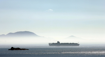 濃霧のマカオ沖で高速フェリー同士が衝突、133人負傷