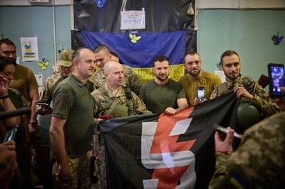 ゼレンスキー氏、東部の前線部隊訪問