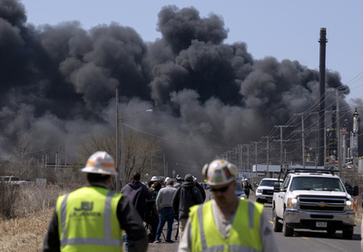 米中西部の精油所で爆発・火災、6人負傷 住民に避難命令