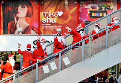 サンタクロース訓練生ら、表参道で実地演習