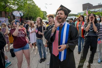 ハーバード大学生が抗議デモ トランプ政権は契約打ち切りの意向