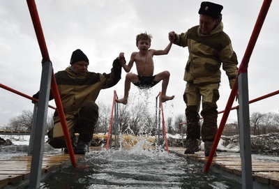 各地で公現祭、十字架めがけて極寒の水の中へ