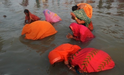 ヒンズー教の「ガンガサガールメーラ」、巡礼者40万人が沐浴