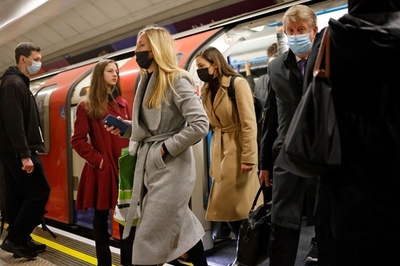 英コロナ感染、3日連続で最多 オミクロン株の「津波」到来