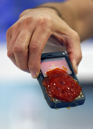 最新の携帯はケチャップまみれでもOK、スペイン