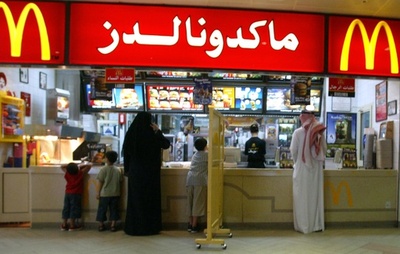 サウジアラビア、飲食店の男女別の入り口を廃止
