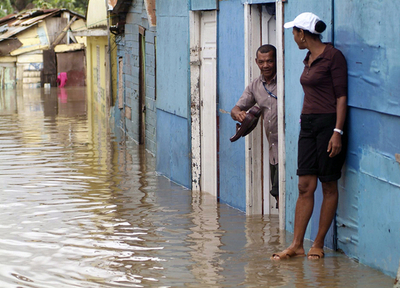 熱帯低気圧「ノエル」による死者90人に、ハリケーンに発達の可能性も