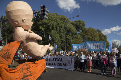 継父にレイプされ10歳少女が妊娠、中絶合法化の議論白熱 アルゼンチン