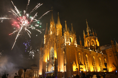 世界各地、クリスマスの到来を祝う人びと