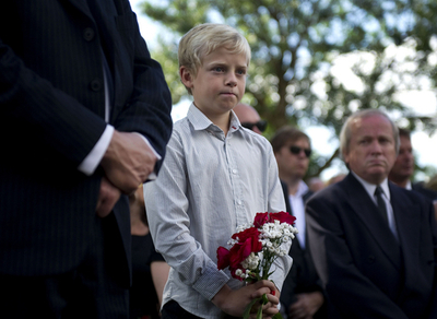 ノルウェー爆破・銃乱射、犠牲者の追悼式典行われる 容疑者は精神鑑定へ