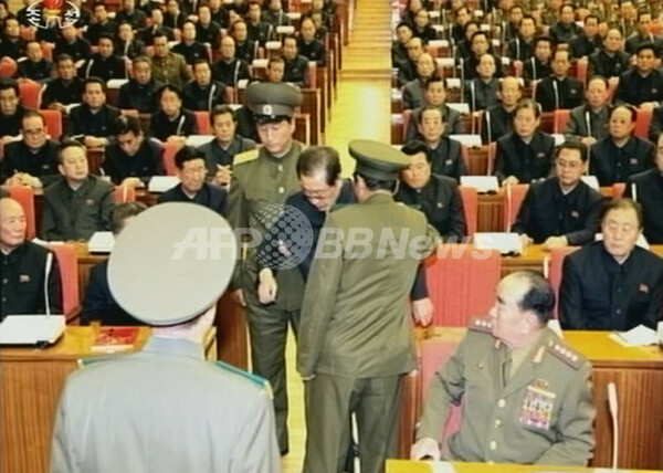 連行される張氏の写真、北朝鮮が異例の公開